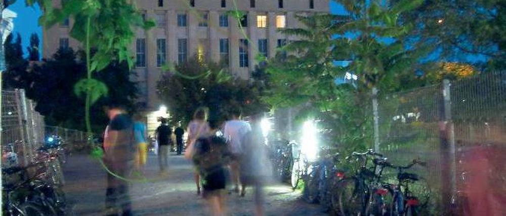 Weltberühmt. Das Berghain existiert seit 2004 im alten Heizkraftwerk am Ostbahnhof. 2009 wurde es noch zum besten Club der Welt gewählt, nach Platz 6 im Vorjahr folgte nun der Sturz auf Platz 13. Foto: pa/dpa