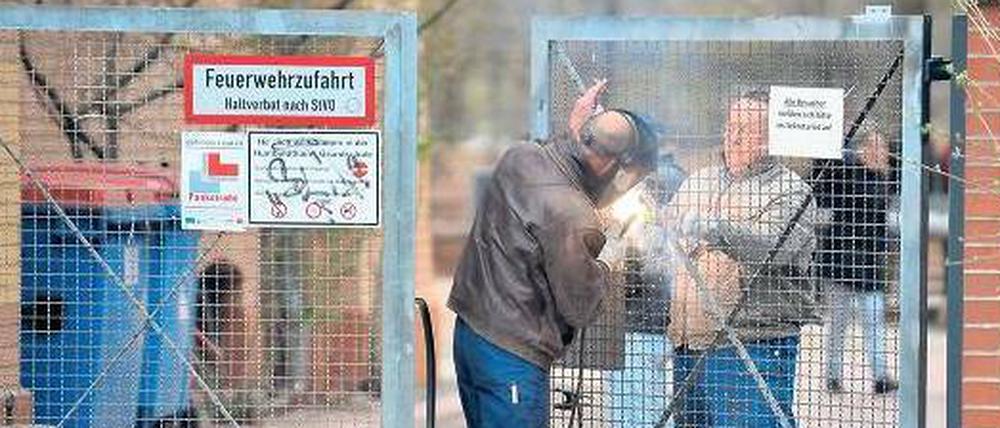 Dicht machen. Das Eingangstor zur Humboldthain-Grundschule wurde am Donnerstag mit einer Platte gesichert. Von dem Täter, der bereits am 1. März ein Mädchen missbrauchte, fehlt bisher jede Spur.