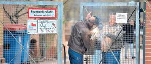 Dicht machen. Das Eingangstor zur Humboldthain-Grundschule wurde am Donnerstag mit einer Platte gesichert. Von dem Täter, der bereits am 1. März ein Mädchen missbrauchte, fehlt bisher jede Spur. 