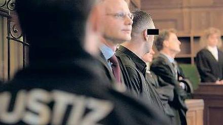 Im Hetzjagd-Prozess erhielt der Hauptangeklagte Ali T. (Mitte) am Donnerstag zwei Jahre Haft auf Bewährung. Er hatte den 23-jährigen Giuseppe Marcone am 17. September 2011 am U-Bahnhof Kaiserdamm beschimpft und geschlagen. Marcone rannte davon – und lief vor ein Auto. 