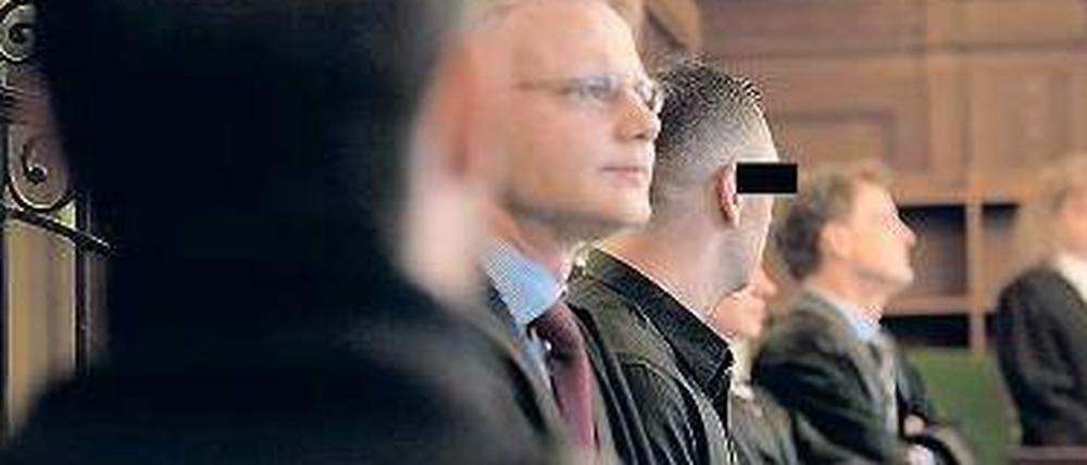 Im Hetzjagd-Prozess erhielt der Hauptangeklagte Ali T. (Mitte) am Donnerstag zwei Jahre Haft auf Bewährung. Er hatte den 23-jährigen Giuseppe Marcone am 17. September 2011 am U-Bahnhof Kaiserdamm beschimpft und geschlagen. Marcone rannte davon – und lief vor ein Auto.