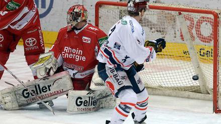 Schon wieder drin. Die Eisbären trafen in den vier Spielen gegen Köln insgesamt 15 Mal und kassierten nur vier Gegentore.