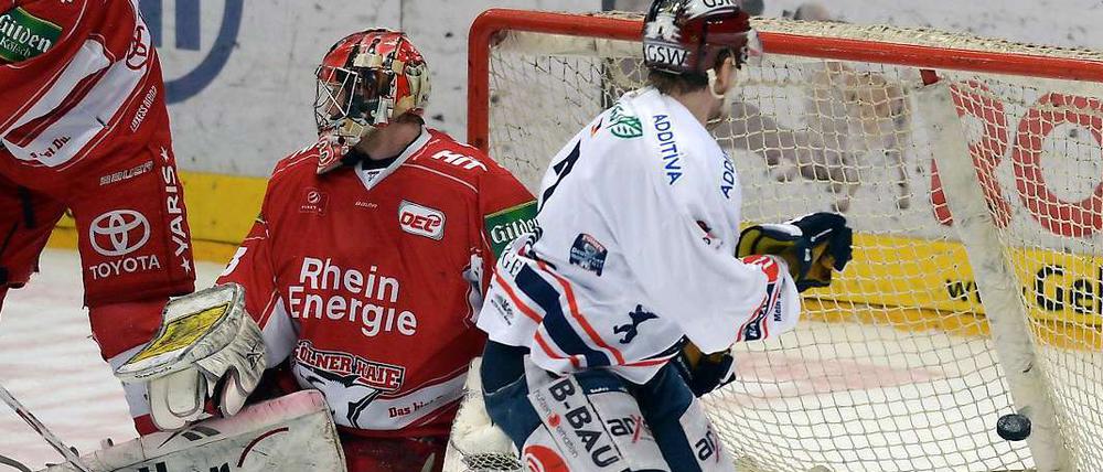 Schon wieder drin. Die Eisbären trafen in den vier Spielen gegen Köln insgesamt 15 Mal und kassierten nur vier Gegentore.