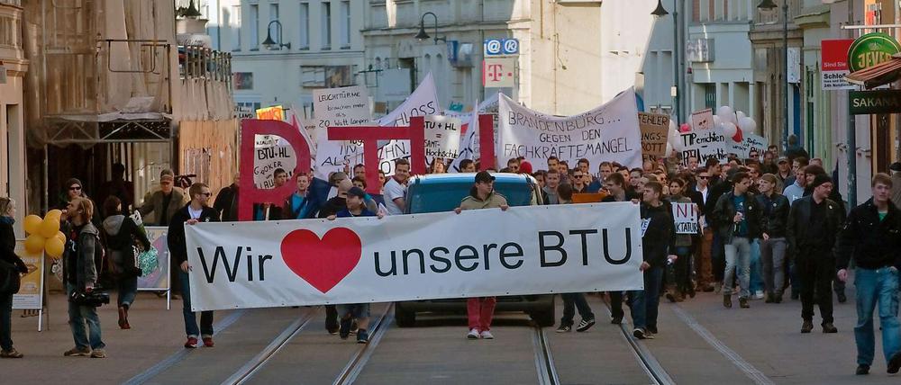 Alarmiert. Studierende der BTU Cottbus gehen für ihre Uni auf die Straße.
