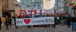 Alarmiert. Studierende der BTU Cottbus gehen für ihre Uni auf die Straße.