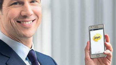 Hoffnungsträger: Telekom-Chef René Obermann präsentiert ein Smartphone mit dem neuen Nachrichtendienst Joyn. Foto: Promo