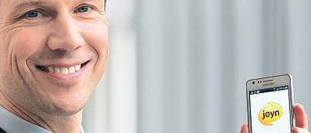 Hoffnungsträger: Telekom-Chef René Obermann präsentiert ein Smartphone mit dem neuen Nachrichtendienst Joyn. Foto: Promo