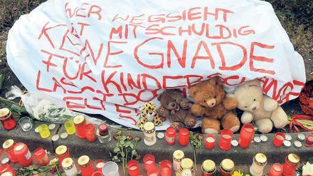 Wenn die Nerven blank liegen. Der Tod der elfjährigen Lena hat die Menschen in Emden aufgewühlt. Hunderte versammelten sich zu friedlichen Trauermärschen. Beim Haftprüfungstermin aber rottete sich eine Menge zusammen, die den Verdächtigen lynchen wollte. Foto: dpa