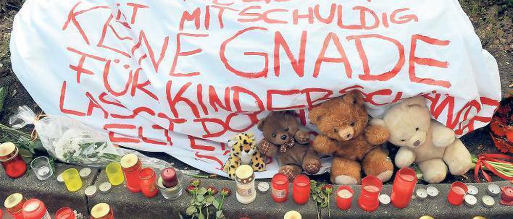 Wenn die Nerven blank liegen. Der Tod der elfjährigen Lena hat die Menschen in Emden aufgewühlt. Hunderte versammelten sich zu friedlichen Trauermärschen. Beim Haftprüfungstermin aber rottete sich eine Menge zusammen, die den Verdächtigen lynchen wollte. Foto: dpa