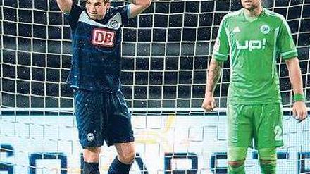 Kaum zu glauben. Herthas Pierre-Michel Lasogga vergab beim Stand von 1:2 die große Chance zum Ausgleich. Foto: dapd