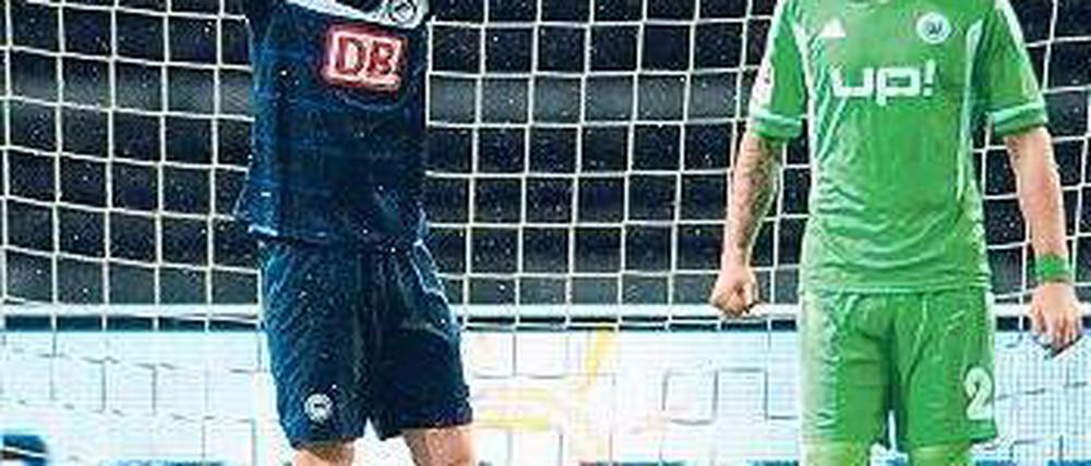 Kaum zu glauben. Herthas Pierre-Michel Lasogga vergab beim Stand von 1:2 die große Chance zum Ausgleich. Foto: dapd
