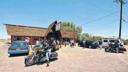 Burger-Pause für Biker. Das Bagdad Café hat einen Ruf, denn dem Film folgte auch eine beliebte Fernsehserie gleichen Namens mit Whoopi Goldberg in der Hauptrolle. Foto: AFP