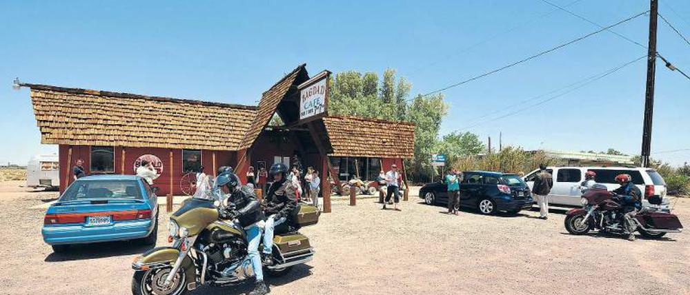 Burger-Pause für Biker. Das Bagdad Café hat einen Ruf, denn dem Film folgte auch eine beliebte Fernsehserie gleichen Namens mit Whoopi Goldberg in der Hauptrolle. Foto: AFP