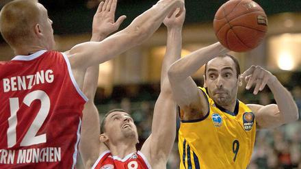 Albas Ioannis Kalampokis (r.) allein gegen Bayerns Robin Benzing (l.) und Ex-Alba-Spieler Aleksandar Nadjfeji.
