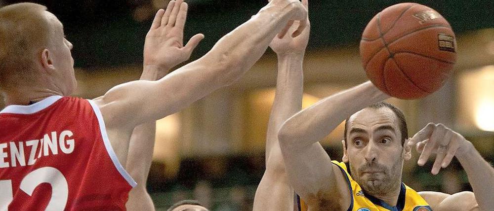Albas Ioannis Kalampokis (r.) allein gegen Bayerns Robin Benzing (l.) und Ex-Alba-Spieler Aleksandar Nadjfeji.