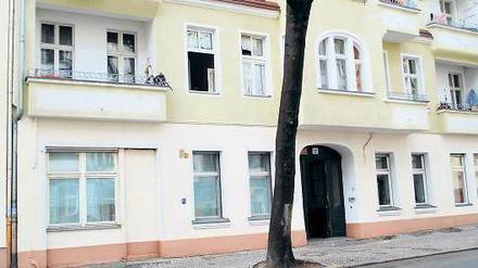 Tod im Seitenflügel. In dem Mietshaus in der Niemetzstraße laufen Sanierungsarbeiten. Mitarbeiter der Wohnungsverwaltung machten dabei einen grausige Fund. 