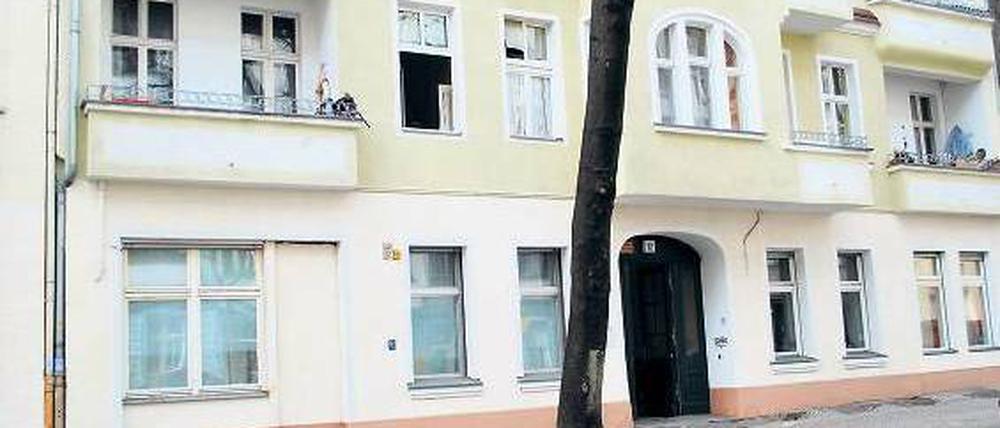 Tod im Seitenflügel. In dem Mietshaus in der Niemetzstraße laufen Sanierungsarbeiten. Mitarbeiter der Wohnungsverwaltung machten dabei einen grausige Fund. 