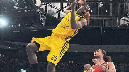 Lockere Übung. Albas Basketballer um Kyle Weaver siegten am Ende problemlos gegen den FC Bayern. Foto: camera4