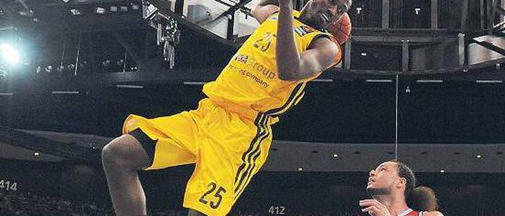 Lockere Übung. Albas Basketballer um Kyle Weaver siegten am Ende problemlos gegen den FC Bayern. Foto: camera4