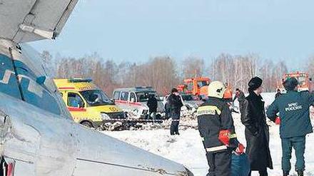 Rettungskräfte arbeiten am Ort des Absturzes. Foto: Russia Emergency Situations Ministry/dapd