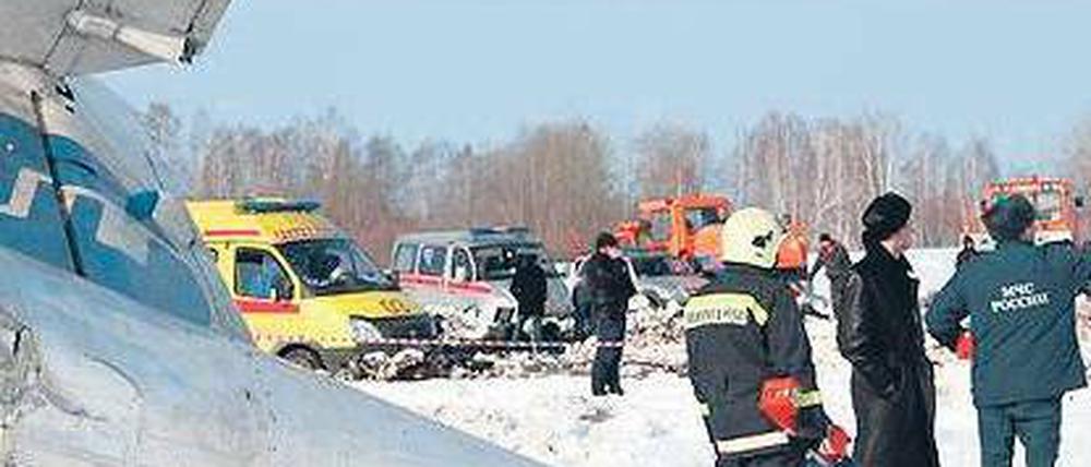 Rettungskräfte arbeiten am Ort des Absturzes. Foto: Russia Emergency Situations Ministry/dapd