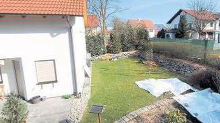 Motiv unbekannt. Weiße Planen überdecken den Fundort der Leichen. Foto: dpa