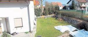 Motiv unbekannt. Weiße Planen überdecken den Fundort der Leichen. Foto: dpa