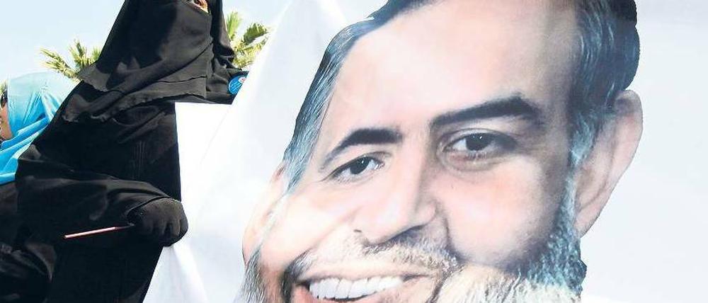 Fromm und rückwärtsgewandt: Die radikalen Salafisten machen sich mit ihrem Kandidaten Hazem Abu Ismail (Foto) Hoffnung aufs Staatspräsidentenamt. Aber auch ein Sieg des Kandidaten der maßvolleren Muslimbrüder würde die Uhren zurückdrehen – mit Folgen vor allem für Ägyptens Frauen. Foto: Khaled Elfiqi/dpa