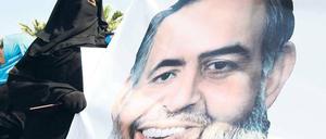 Fromm und rückwärtsgewandt: Die radikalen Salafisten machen sich mit ihrem Kandidaten Hazem Abu Ismail (Foto) Hoffnung aufs Staatspräsidentenamt. Aber auch ein Sieg des Kandidaten der maßvolleren Muslimbrüder würde die Uhren zurückdrehen – mit Folgen vor allem für Ägyptens Frauen. Foto: Khaled Elfiqi/dpa