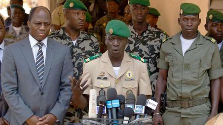 Der Anführer des Coups in Mali, Amadou Haya Samogo (mitte), gerät immer mehr unter Druck. Die westafrikanische Wirtschaftsgemeinschaft Ecowas droht mit Sanktionen. 