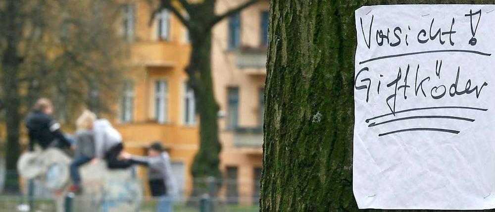 Wer Giftköder auslegt macht sich der versuchten Tierquälerei und eventuell der "Sachbeschädigung" schuldig.