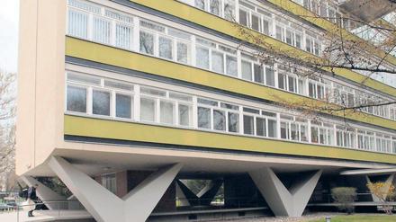 Abgehoben. Das Oscar-Niemeyer-Haus in der Altonaer Straße. 