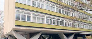 Abgehoben. Das Oscar-Niemeyer-Haus in der Altonaer Straße. 