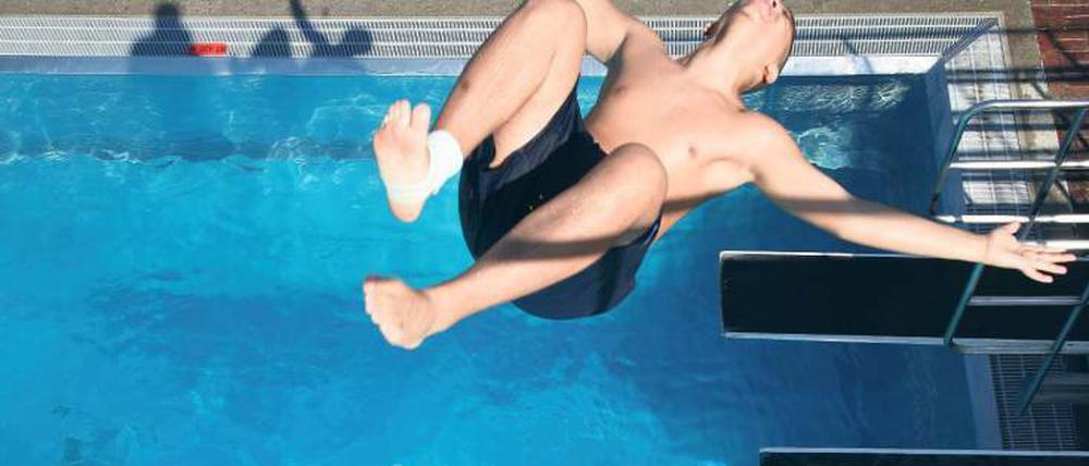 Ab ins Becken. Die Bürger wollen Sport und Spaß im Wasser – aber die Bäderbetriebe klagen, viele Anlagen verkommen.