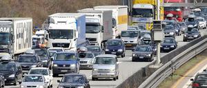 In Brandenburg gibt es besonders viele Berufspendler. Ministerpräsident Platzeck befürwortet deshalb eine Erhöhung der Pendlerpauschale.