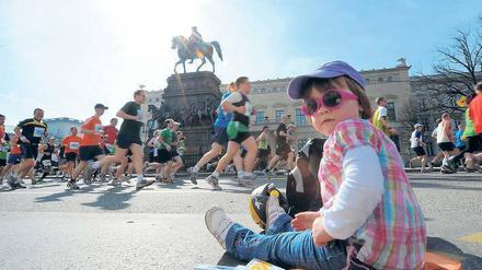 Im Auge des Königs. Kein Läufer sollte schon am Denkmal Friedrichs II. Unter den Linden extra Gas geben, bloß weil Majestät 300. Geburtstag haben. Am Reiterstandbild hat man erst rund zwei Kilometer der Strecke absolviert.