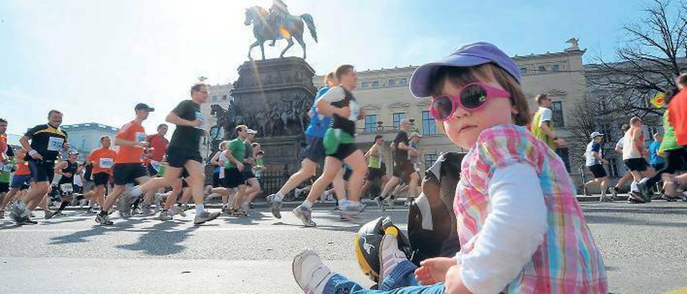 Im Auge des Königs. Kein Läufer sollte schon am Denkmal Friedrichs II. Unter den Linden extra Gas geben, bloß weil Majestät 300. Geburtstag haben. Am Reiterstandbild hat man erst rund zwei Kilometer der Strecke absolviert.