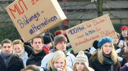Von Demo zu Demo. Bald laufen die Mittel für den Elitewettbewerb und den Hochschulpakt aus. Die Politik ist gefordert.