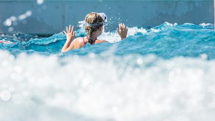 ARCHIV - 24.07.2019, Bayern, Passau: Ein Kind vergnügt sich im im Wellenbad. (Illustration zu dpa-Korr "Bäderland warnt: Eltern lassen sich immer stärker vom Handy ablenken") Foto: Armin Weigel/dpa +++ dpa-Bildfunk +++