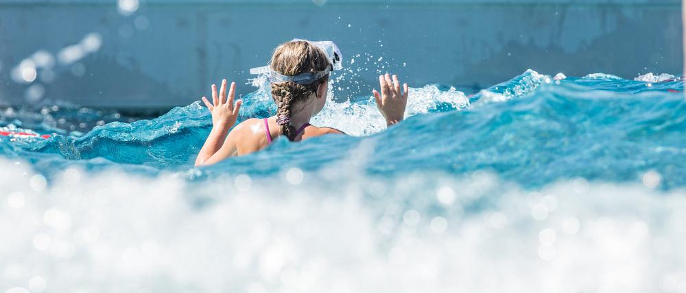 ARCHIV - 24.07.2019, Bayern, Passau: Ein Kind vergnügt sich im im Wellenbad. (Illustration zu dpa-Korr "Bäderland warnt: Eltern lassen sich immer stärker vom Handy ablenken") Foto: Armin Weigel/dpa +++ dpa-Bildfunk +++