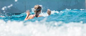 ARCHIV - 24.07.2019, Bayern, Passau: Ein Kind vergnügt sich im im Wellenbad. (Illustration zu dpa-Korr "Bäderland warnt: Eltern lassen sich immer stärker vom Handy ablenken") Foto: Armin Weigel/dpa +++ dpa-Bildfunk +++