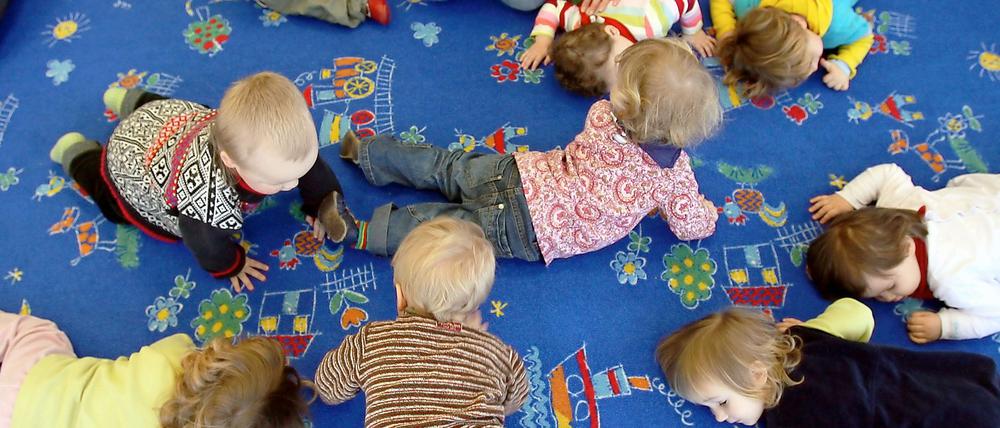 Kind in die Kita oder doch lieber zu Hause erziehen? Für viele Familien stellt sich die Frage überhaupt nicht - entweder weil entsprechende Betreuungsangebote fehlen, oder die finanziellen Mittel.