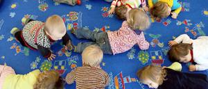 Kind in die Kita oder doch lieber zu Hause erziehen? Für viele Familien stellt sich die Frage überhaupt nicht - entweder weil entsprechende Betreuungsangebote fehlen, oder die finanziellen Mittel.