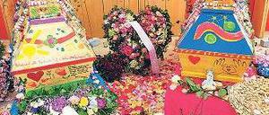 Abschied in Bunt. Die Mitschüler der beiden ermorderten Mädchen haben deren Kindersärge bemalt. Am 1. April 2011 war die Beerdigung.
