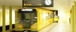 Unfallgefahr am U-Bahnhof: Eine Rentnerin fiel in das Gleisbett.