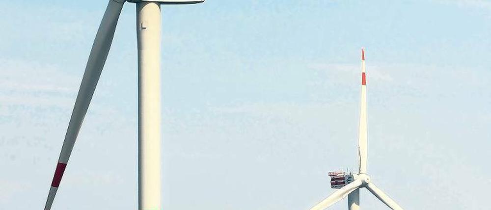 Mitten im Meer. Bis zum Jahr 2012 sollen die Anlagen vor der deutschen Küste zehn Gigawatt Strom bringen. Der Markt wächst schneller, als Fachkräfte nachkommen. Foto: dpa