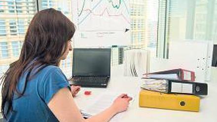 Arbeitsplatz Schreibtisch. Investmentfondskaufleute agieren im Büro. 