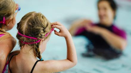 In Berliner Schwimmbädern wünscht man sich manchmal einen Neoprenanzug.