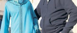 Zappeln im Liebesnetz. Hein (Peter Heinrich Brix) und Mona (Sanaa Alaoui). F.: ZDF