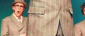 Willkommen in der Sinnfreiheit. Wolfram Koch als Murmel-Virtuose. Foto: Thomas Aurin